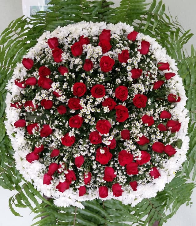 Coroa de rosas vermelhas, crisântemo Calábria e aster